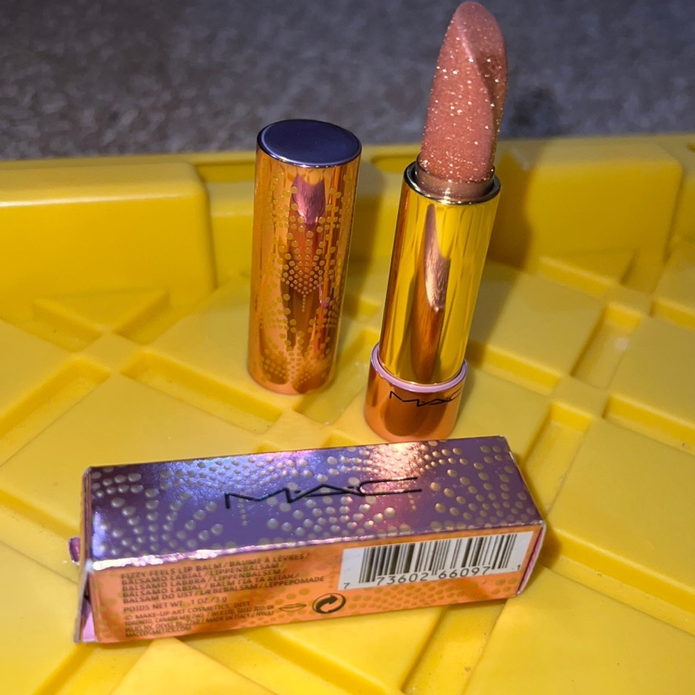 Mac frizzy feels lip balm